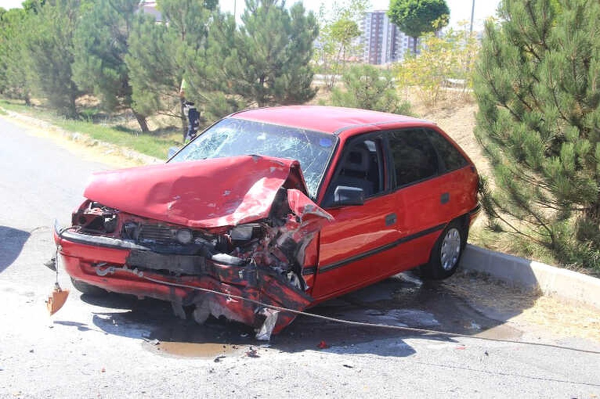 Sivas\'ta Otomobiller Çarpıştı: 4 Yaralı