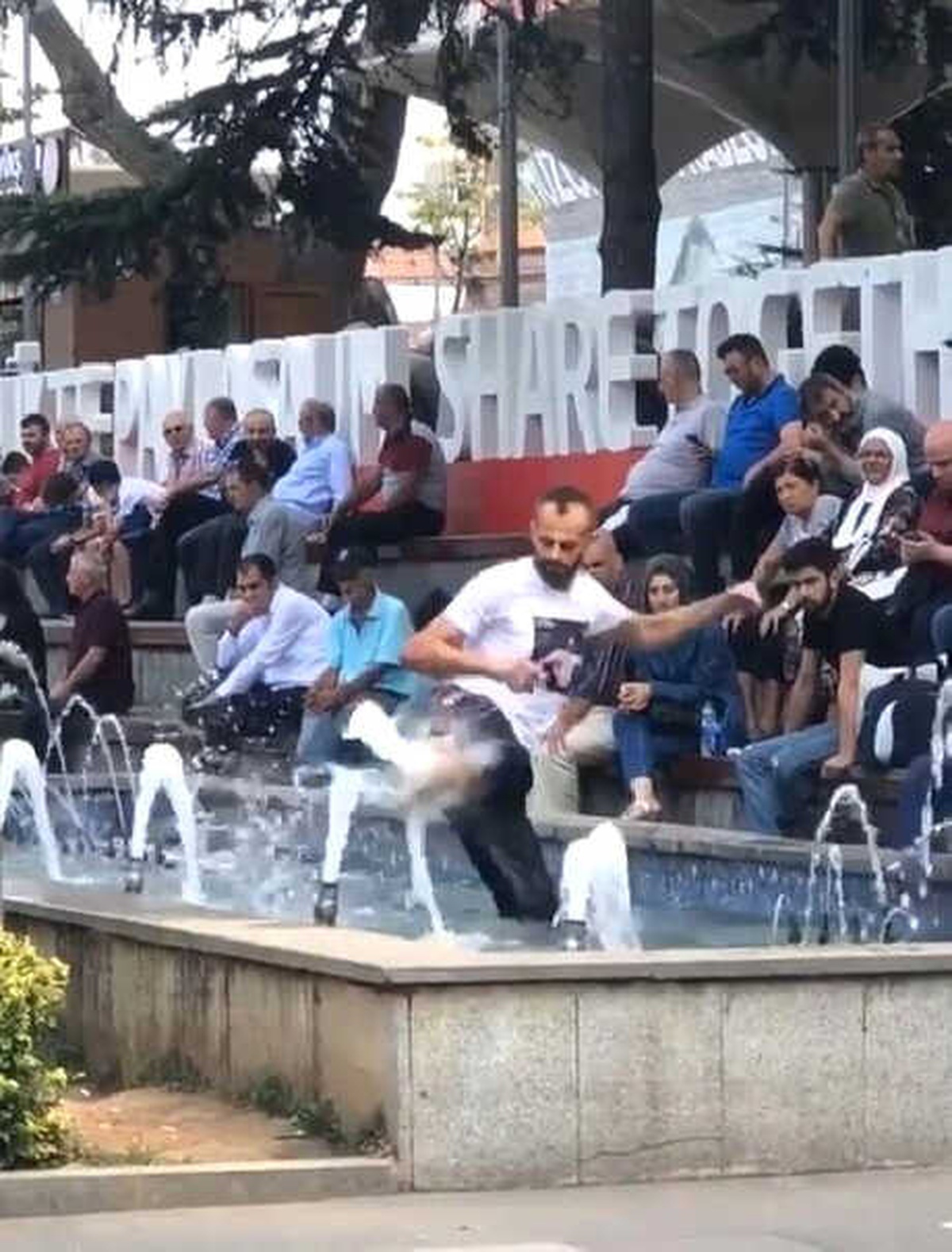 Süs Havuzunda, Fıskiyeden Fışkıran Suya Karate Yaptı