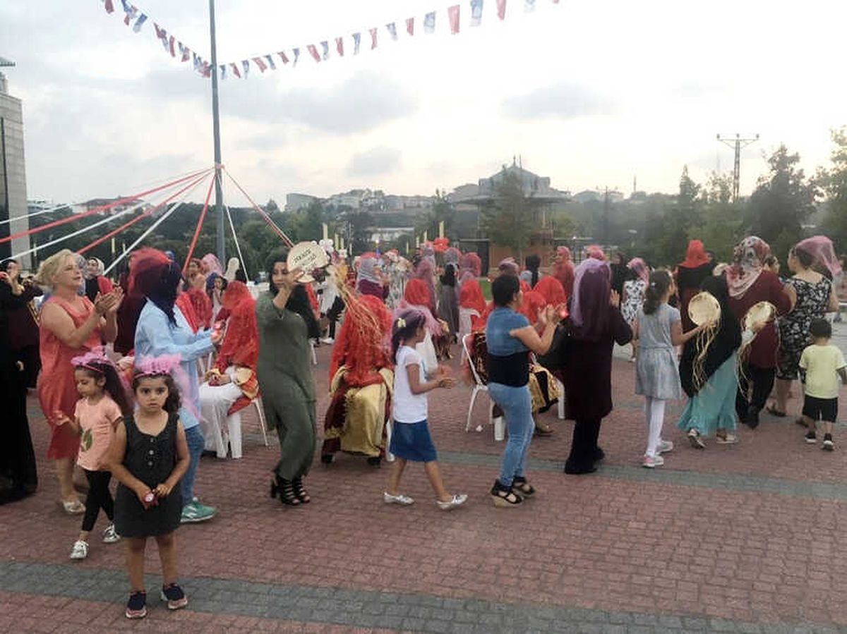 Toplu Kınada Hem Eğlence Hem Gözyaşı