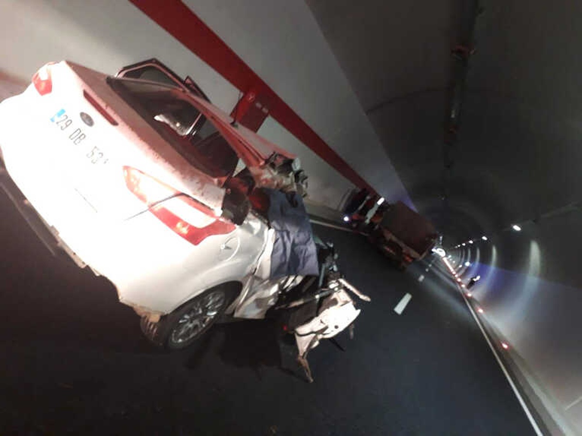 Tünelde Otomobille Kamyonet Çarpıştı: 2 Ölü, 1 Yaralı