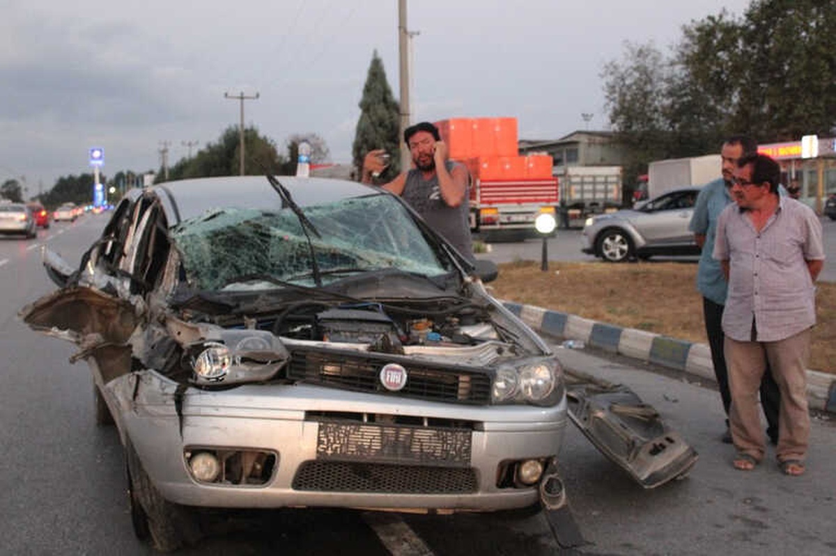 U" Dönüşü Yapmak İsteyen Kamyonla Otomobil Çarpıştı. 1 Yaralı