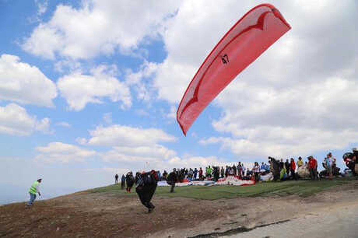 Yamaç Paraşütü Pilotlar,ı Gökyüzünü Renklendirdi
