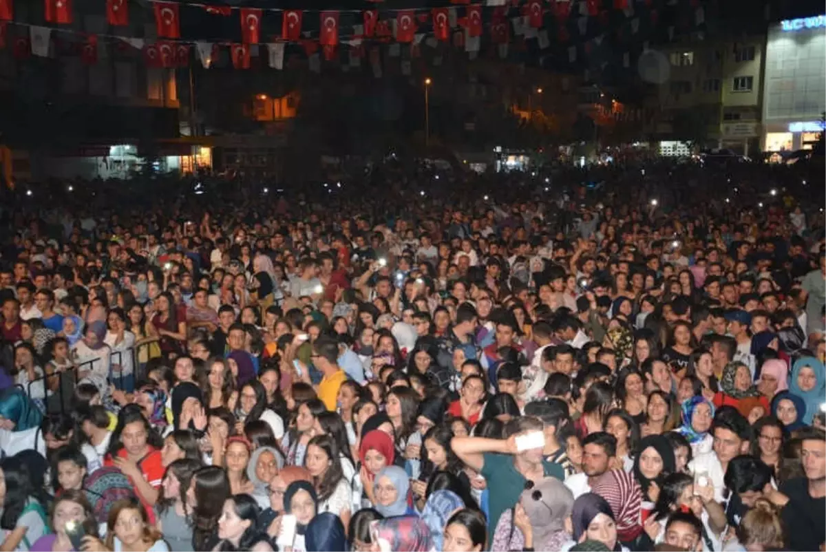 Yusuf Güney ve Simge Sağın Hayranlarını Coşturdu