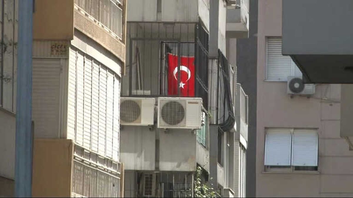 ABD\'li Rahip Brunson\'un Evine Türk Bayrağı Asıldı