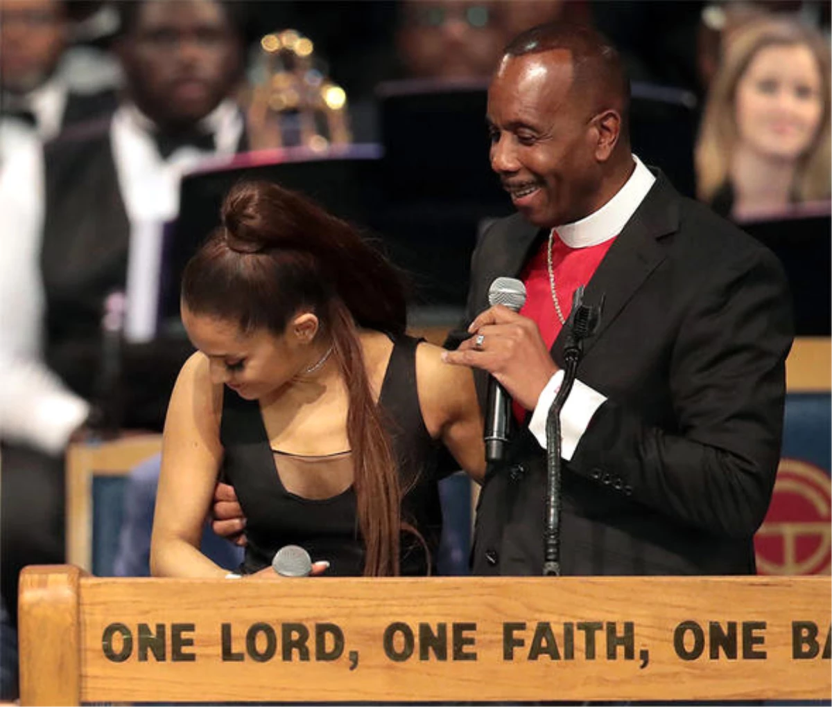 Aretha Frankli\'nin Cenaze Töreninde, Ariana Grande\'yi Taciz Ettiği İddia Edilen Rahip Özür Diledi