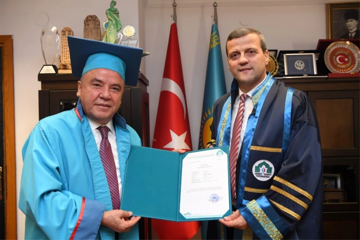 Başkan Böcek, \'Yüksek Lisans\' Diplomasını Aldı