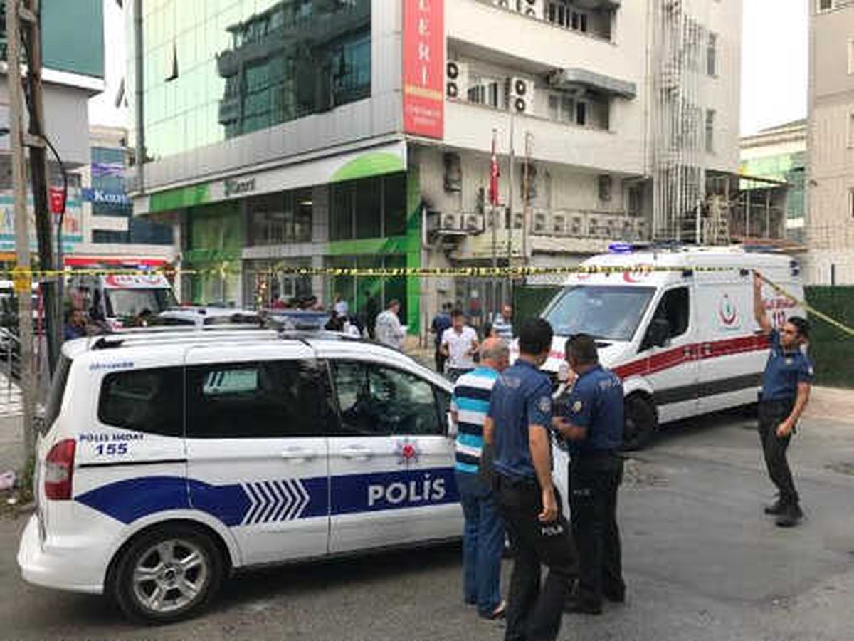 Çekmeköy\'de Silahlı Kavga : 1 Polis Öldü, Gardiyan Eşi ve Bir Astsubay Yaralandı