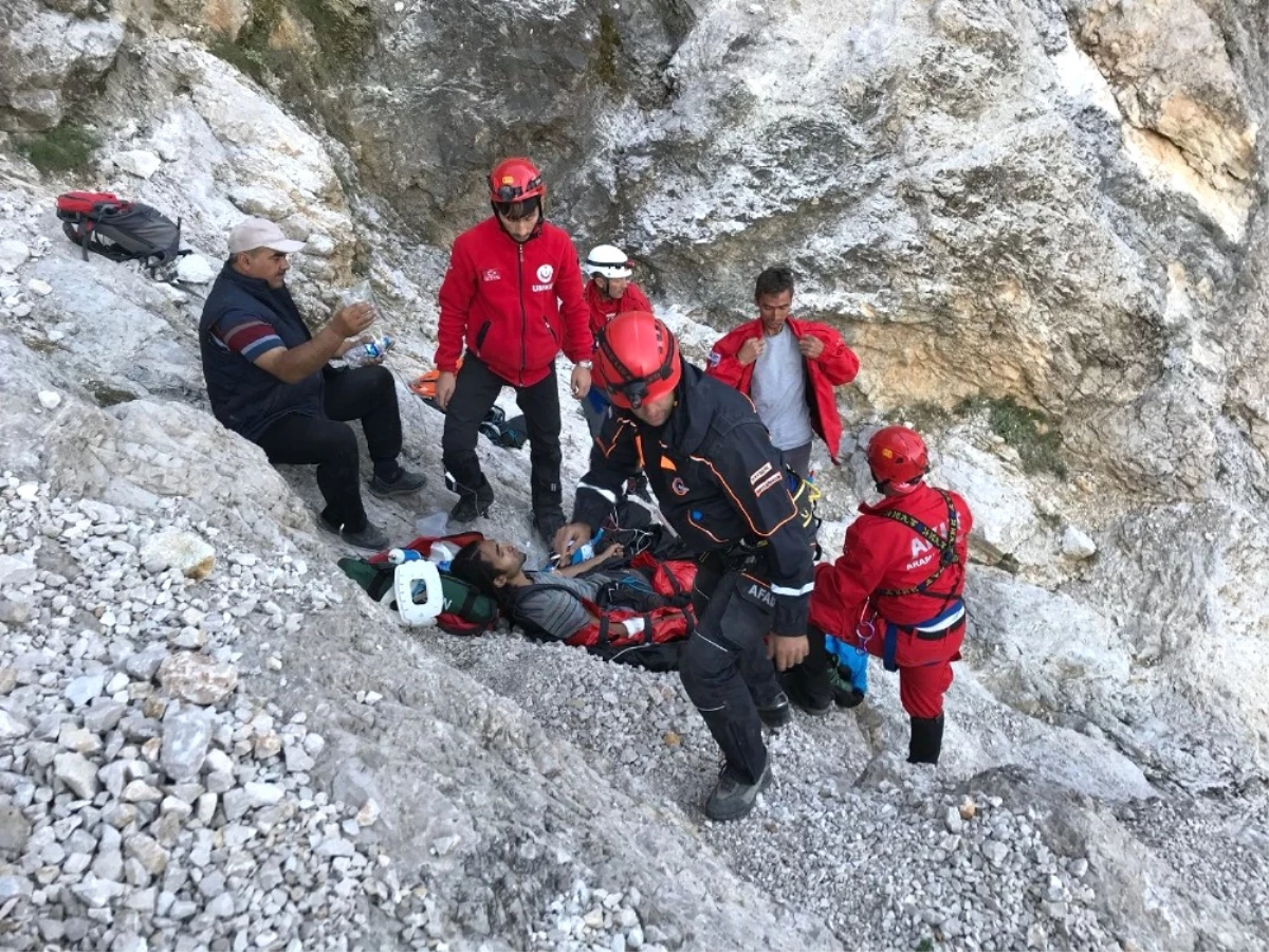 Dağa Çakılan Paraşütçü Nefes Kesen Operasyonla Sağ Olarak Kurtarıldı