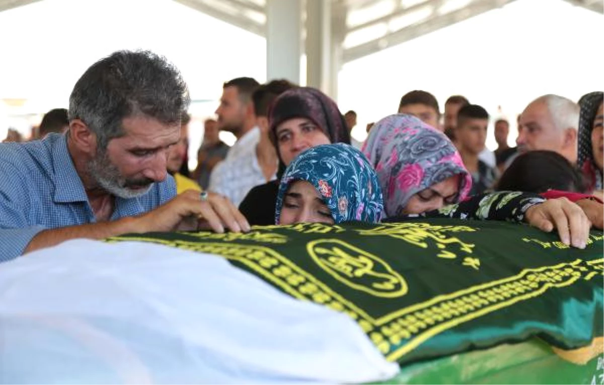 Gaziantep\'teki Kazada Ölen 8 Kişinin Cenazeleri Toprağa Verildi