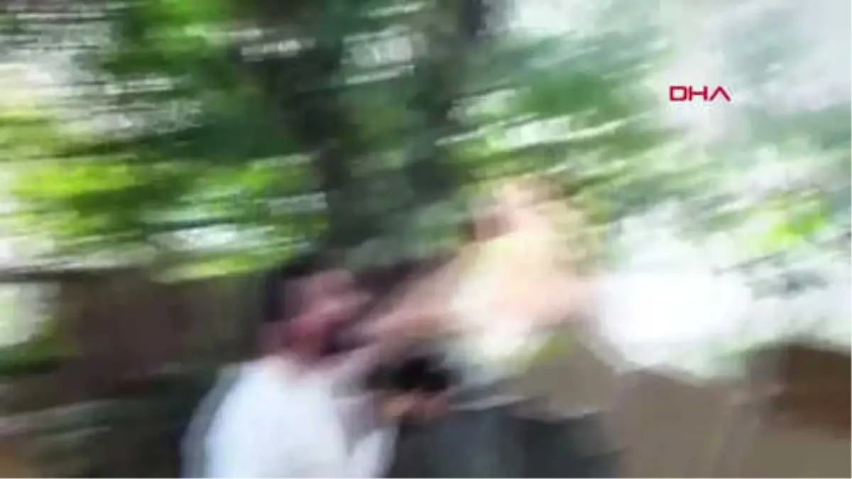 İstanbul Polisi Görünce Uyuşturucuyu Binadan Aşağı Attılar