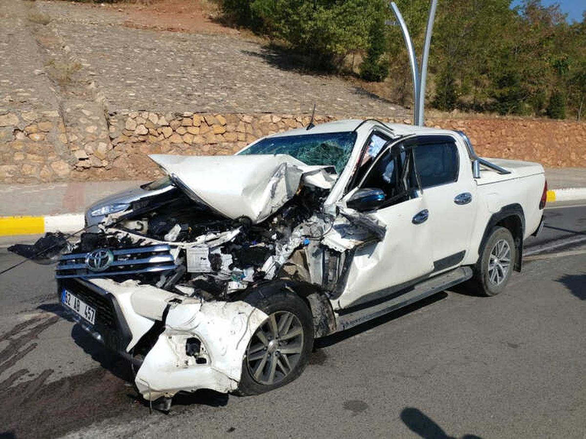 Kamyonet Refüjdeki İşçilere Çarptı: 5 Yaralı