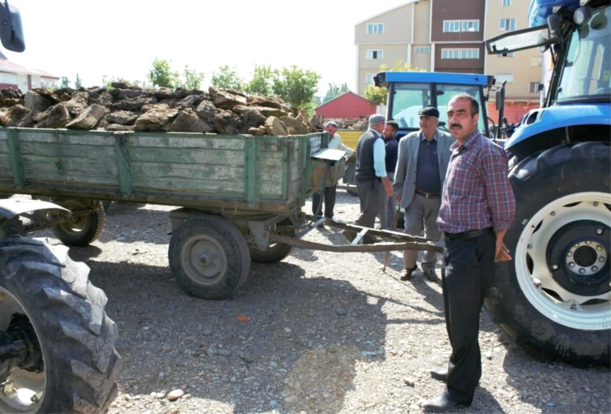 Kömür Fiyatları Yükselince Vatandaşlar Tezek Almaya Başladı