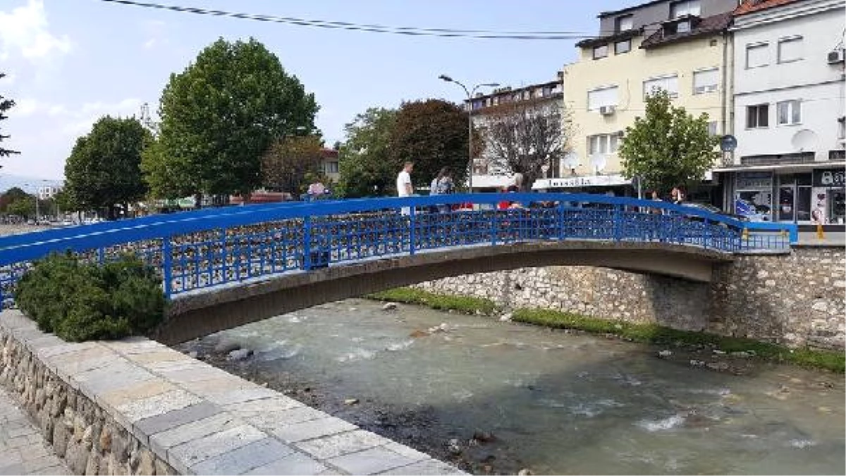 Kosova\'daki "Aşk Köprüsü" Asma Kilitlerin Ağırlığı Nedeniyle Tehlikeye Girdi
