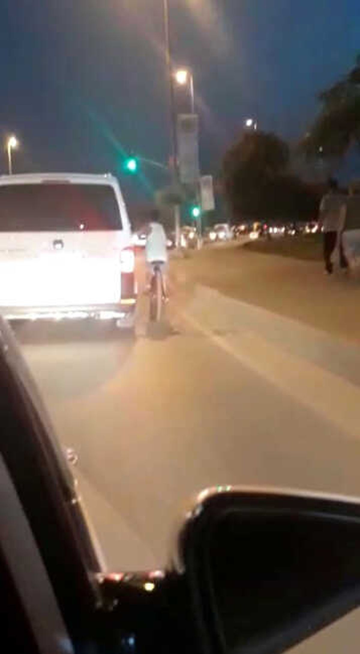 Bisikletli Gencin Tehlikeli Yolculuğu Kamerada