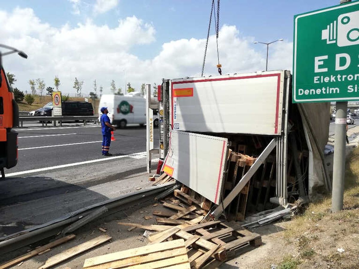 Tem\'de Devrilen Tır, Trafiği Kilitledi
