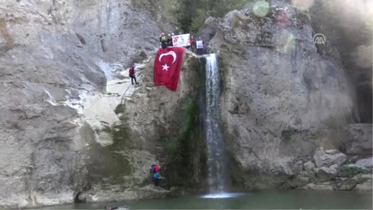 Şehitler İçin Zirveye Tırmanıp Kanyonda Yürüdüler