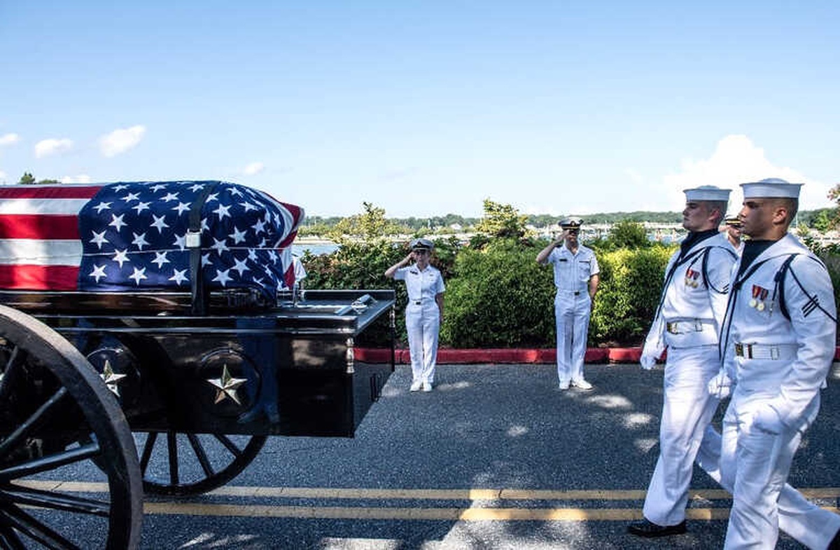 Senatör Mccain Harp Akademisi Mezarlığına Defnedildi