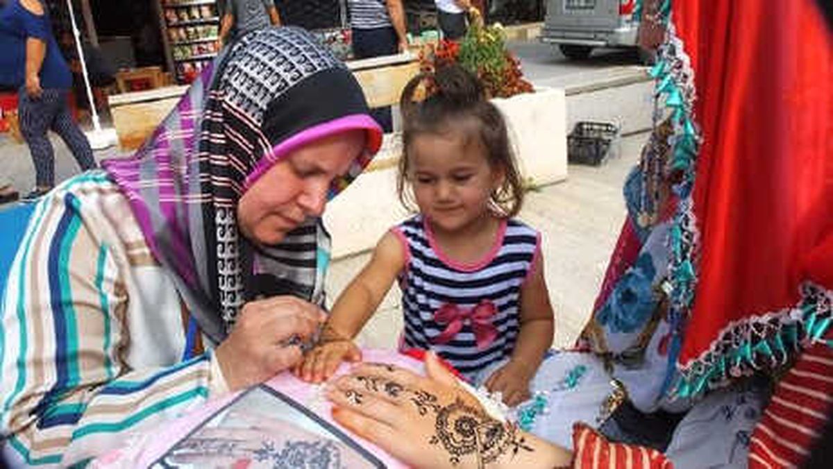 Sındırgı\'daki Festivalde Kadınların \'Katre-i Henna\' İlgisi