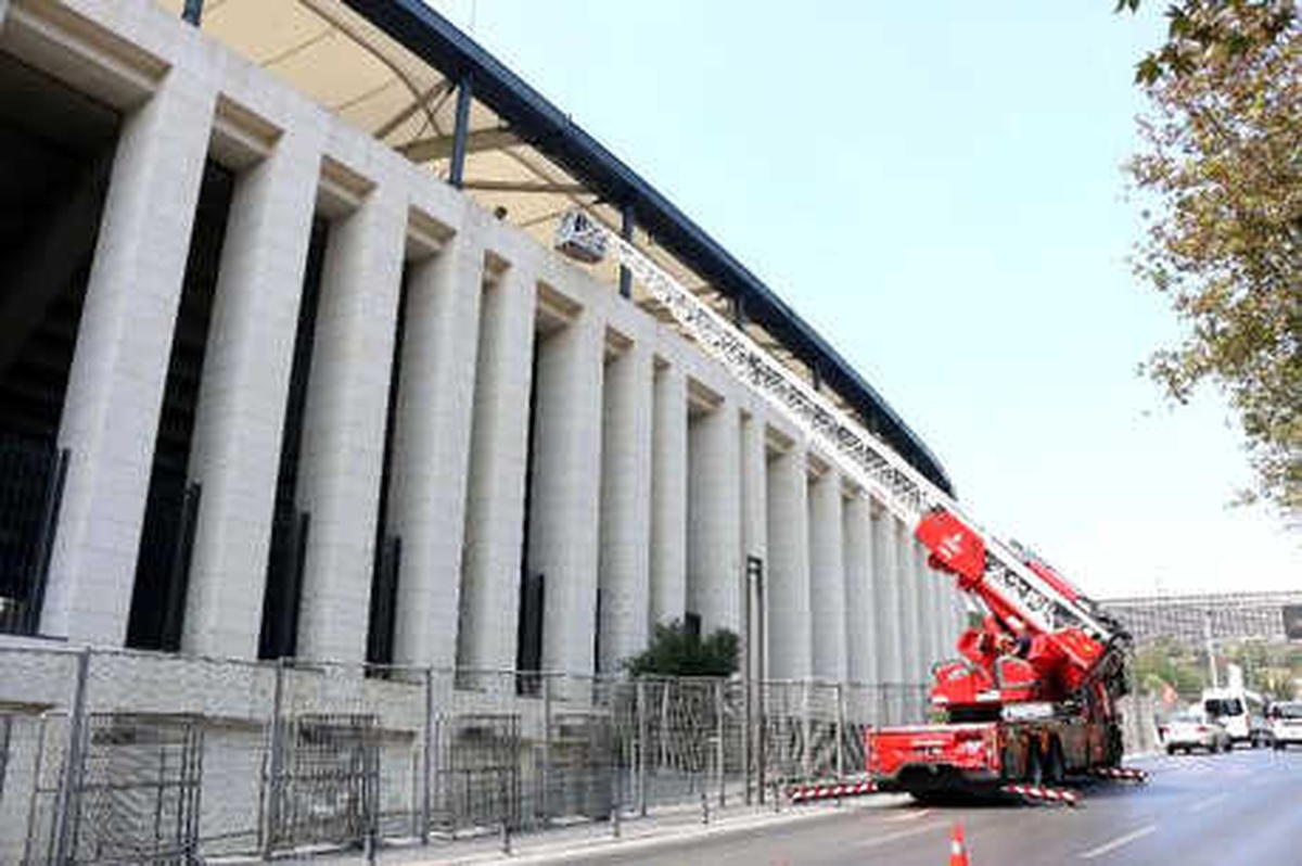 Stadın Ağlarına Takılan Yavru Karga İtfaiye Tarafından Kurtarıldı