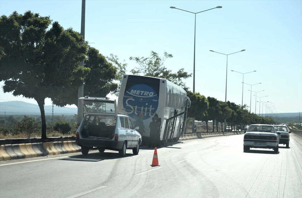 Sürücüsü Rahatsızlanan Otobüs Refüje Çıktı