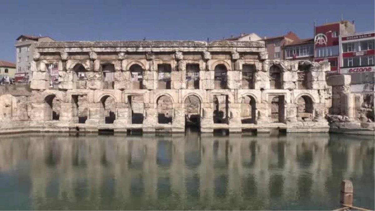 Tarihi Roma Hamamı\'nda Yüzme Keyfi