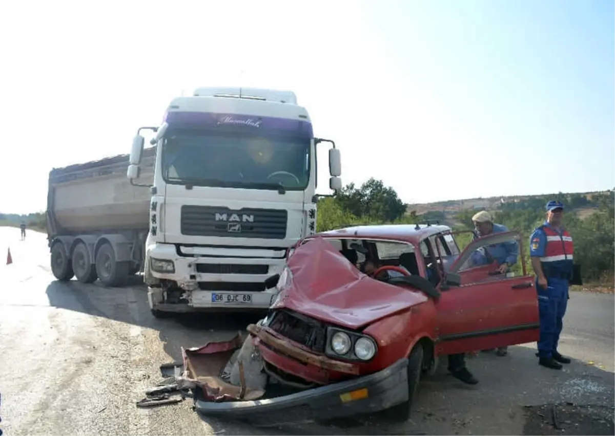 Trafiğe Kapalı Yola Giren Otomobil Tırla Çarpıştı: 3 Yaralı