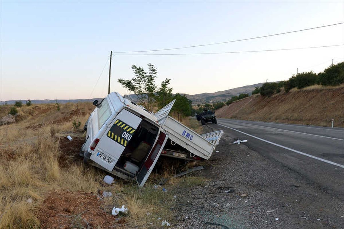 Tunceli\'de Kamyonetle Minibüs Çarpıştı: 20 Yaralı