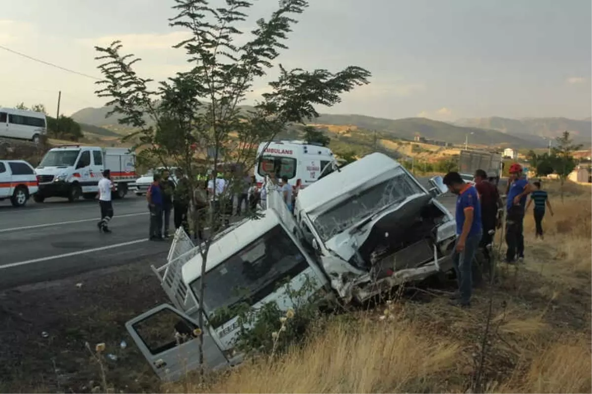 Tunceli-Elazığ Karayolunda Minibüs ile Kamyonet Çarpıştı: 3\'ü Çocuk 20 Yaralı