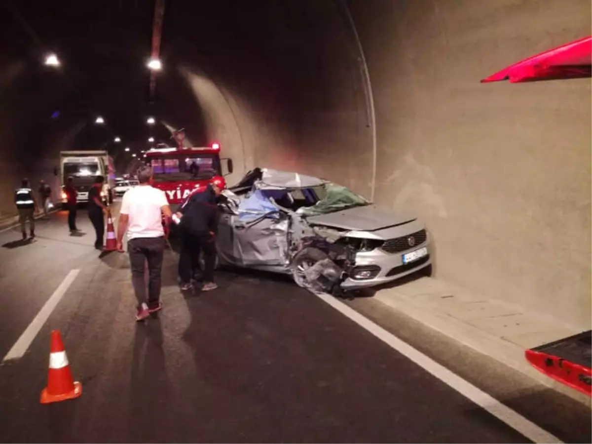 Tünelde Otomobil Tıra Çarptı: 1 Ölü, 2 Yaralı