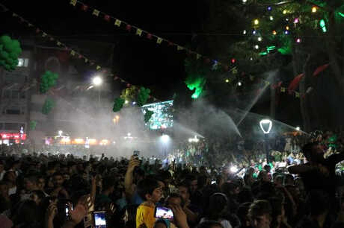 Üzüm Festivaline Katılanların Üzerine Maden Suyu Sıkıldı