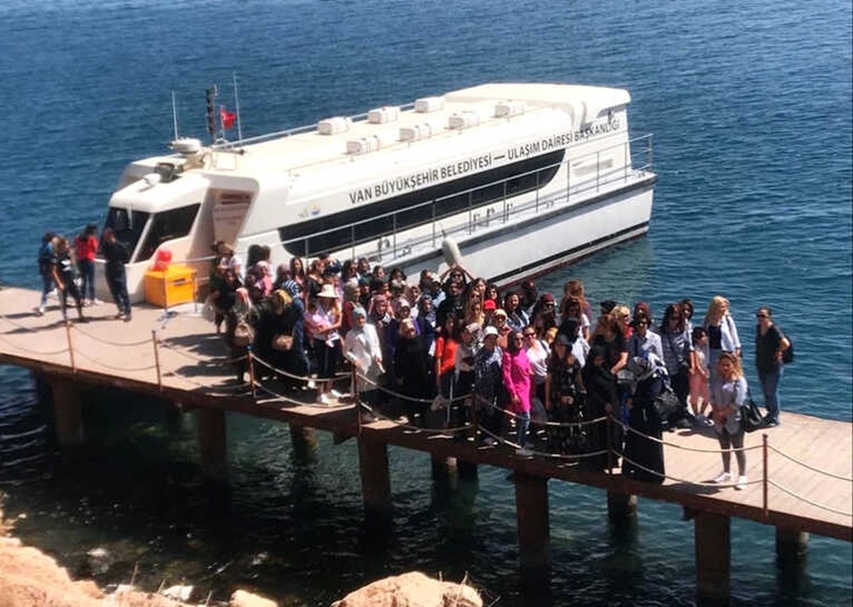 Van Büyükşehir Belediyesinin Kadın Personelleri Adayı Gezdi