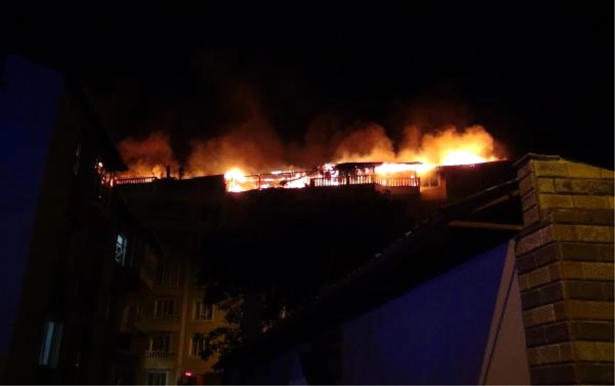 Yozgat\'ta, Çatı Katında Çıkan Yangın Korkuttu
