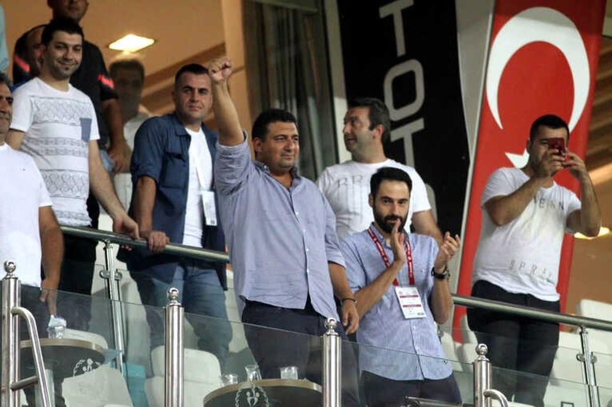 Antalyaspor\'da Başkan Öztürk\'e Taraftarlardan Destek