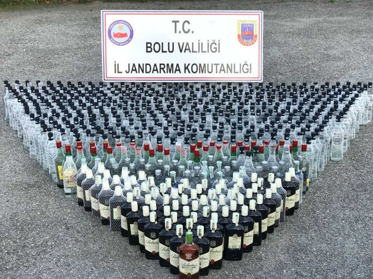 Bolu\'da Durdurulan 2 Araçtan Bin Litre Kaçak İçki Çıktı