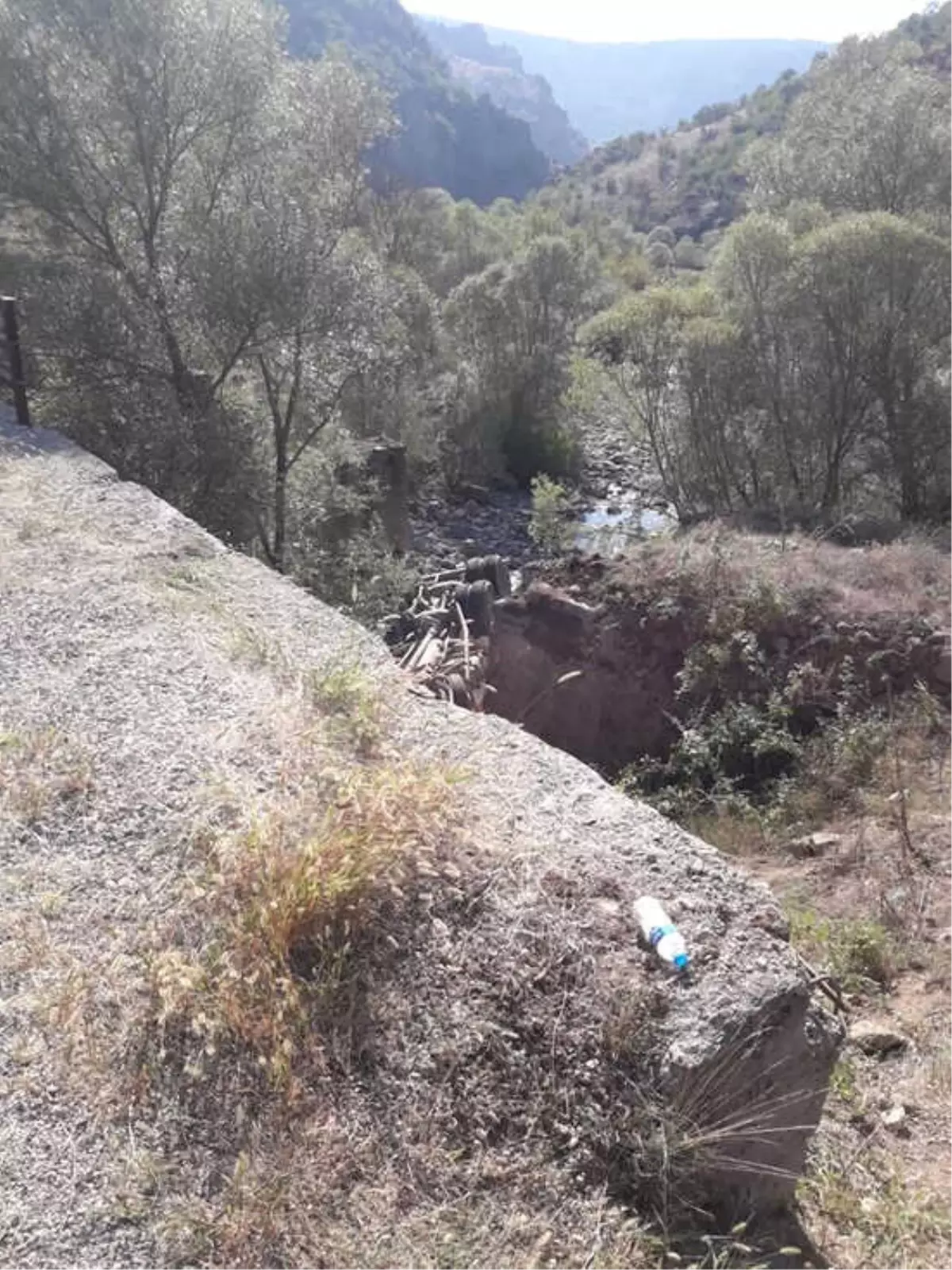 Bolu\'da, Kontrolden Çıkan Beton Mikseri Dereye Yuvarlandı