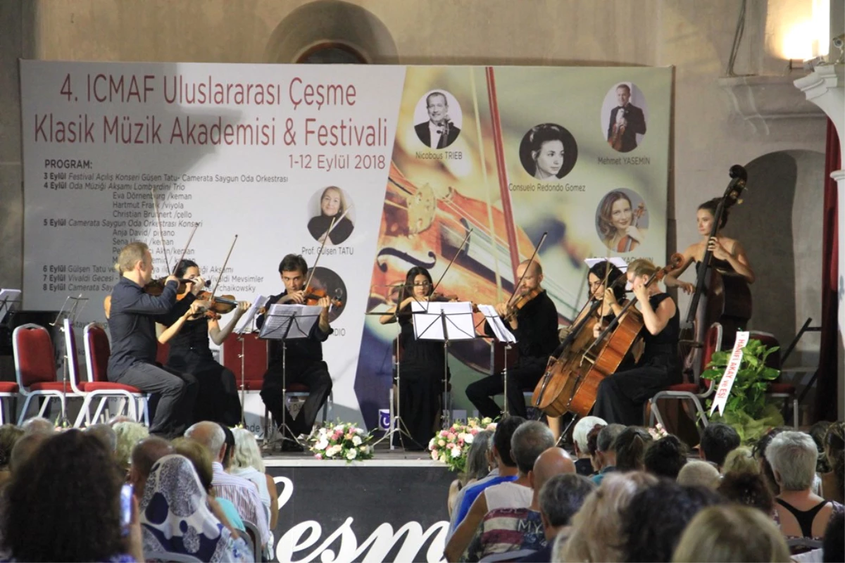 Çeşme\'de, Tarihi Kilisede, Klasik Müzik Keyfi