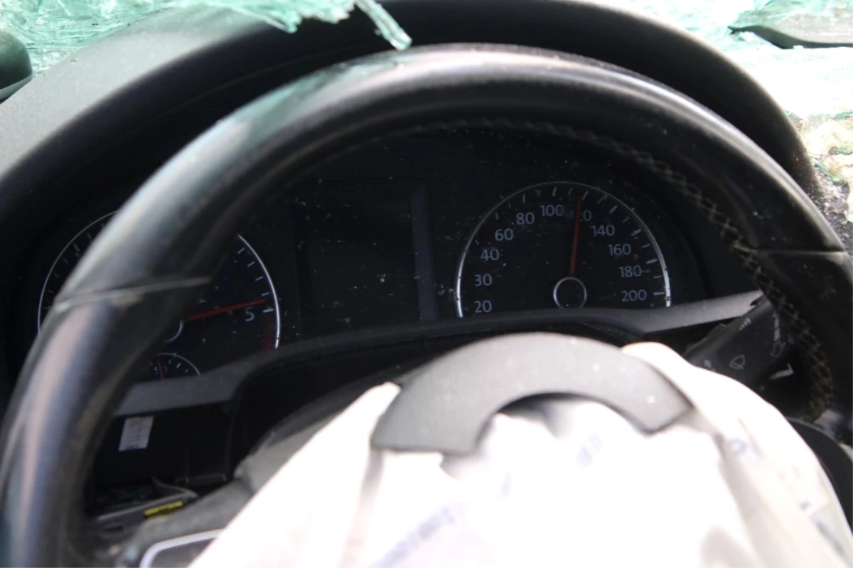 Elektrik Direğine Çarpan Aracın Hız Kadranı 120\'de Takılı Kaldı