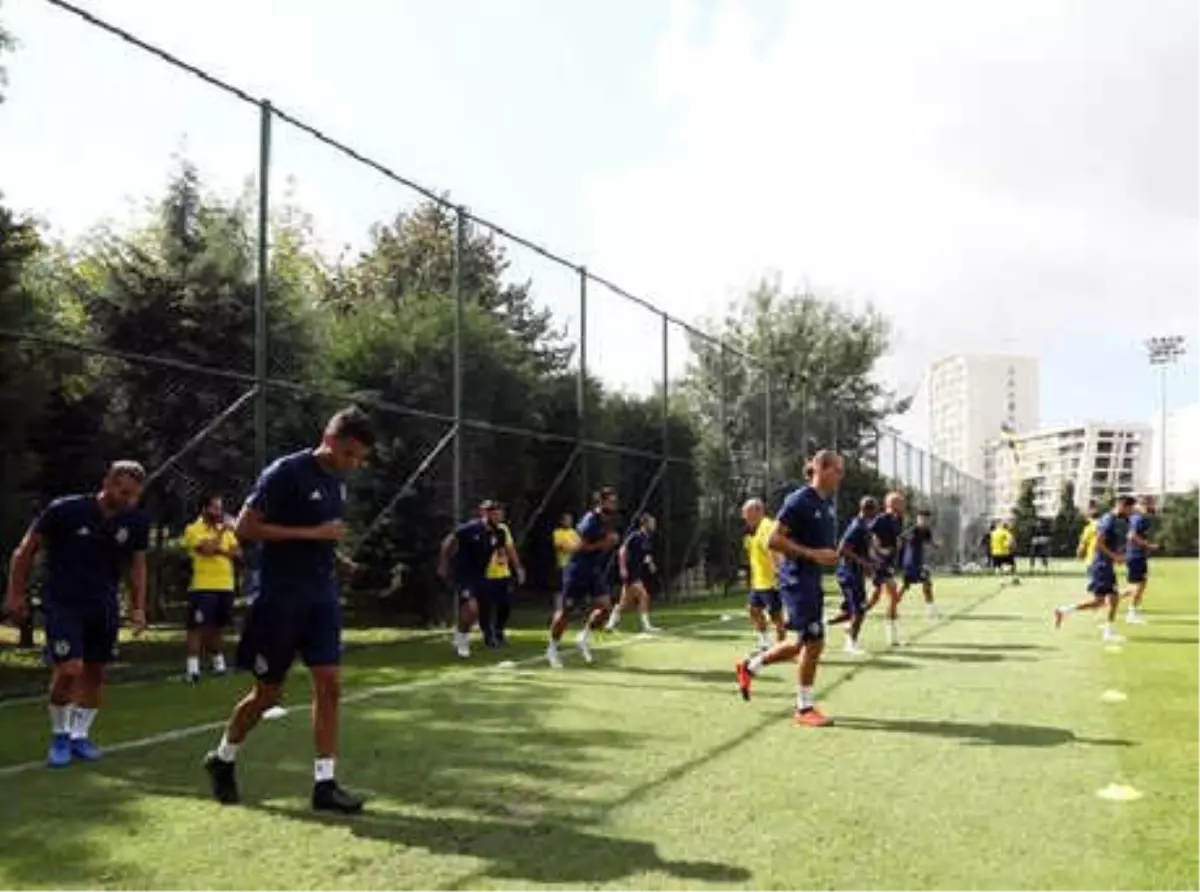 Fenerbahçe\'de Günün İlk Antrenmanı Yapıldı