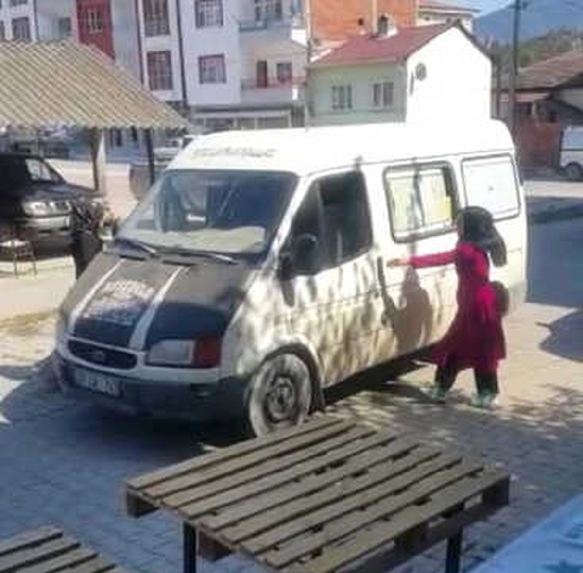 İcra Yoluyla Çocuklarını Görmek İsteyen Anne, Kuzeninin İş Yerini Bastı