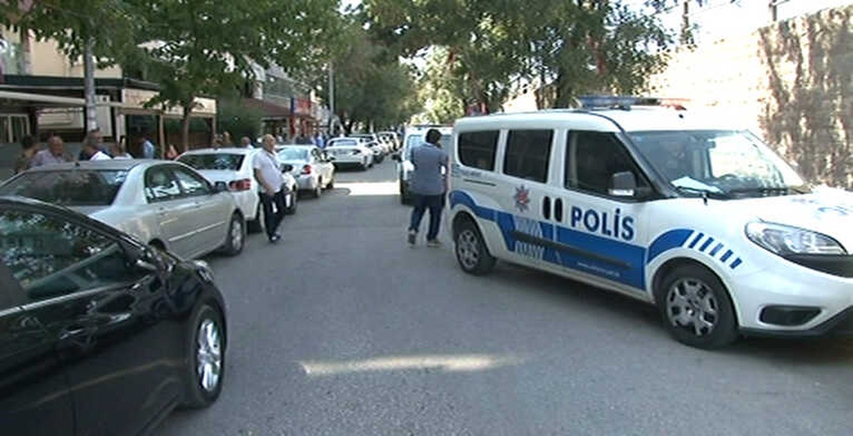 İki Siyasi Partinin Binasının Bulunduğu Sokakta Ateş Açıldı