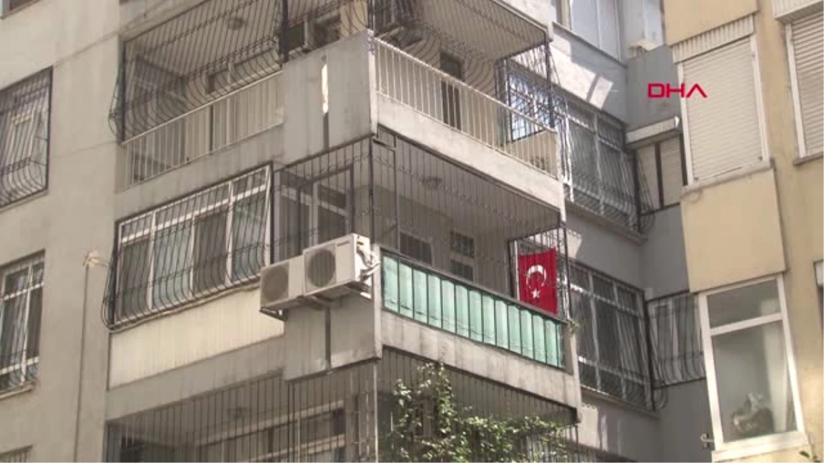 İzmir Brunson\'ın Evinin Balkonuna Türk Bayrağı Asıldı