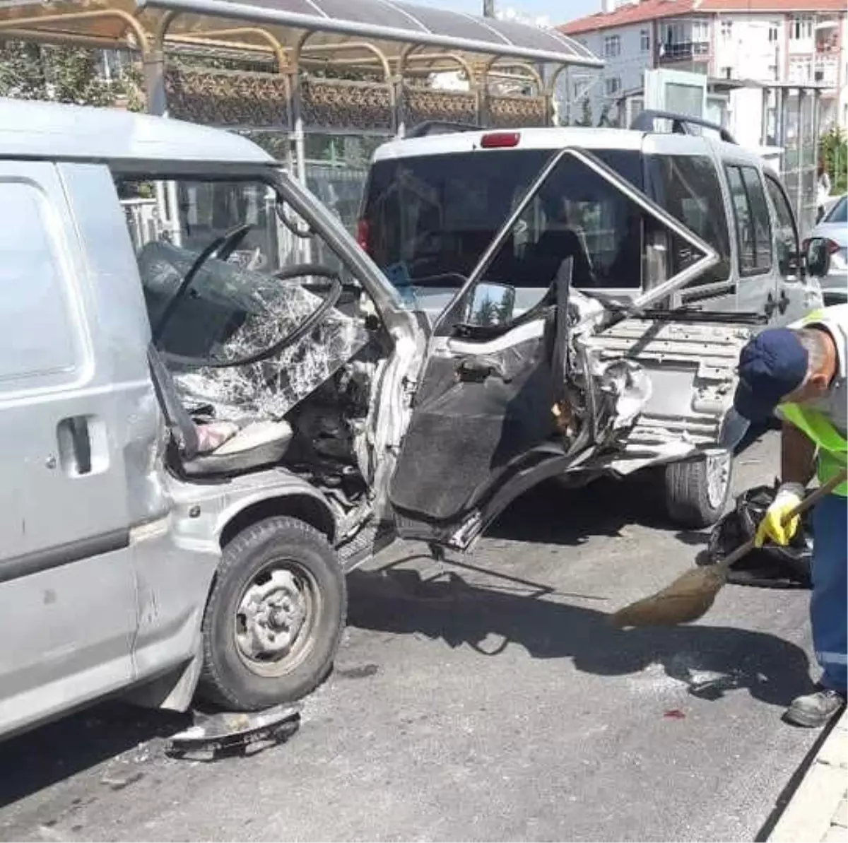 Midibüs Işıkta Bekleyen Araçlara Çarptı: 4 Yaralı