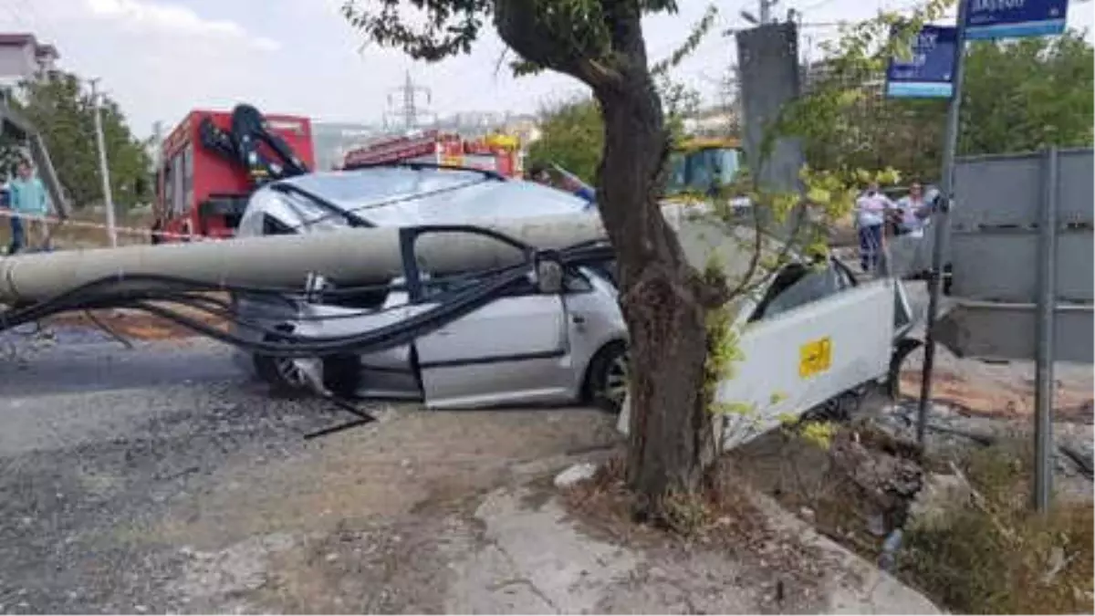 Önce Durakta Bekleyen Yayaya, Sonra Direğe Çarptı: 2 Ölü