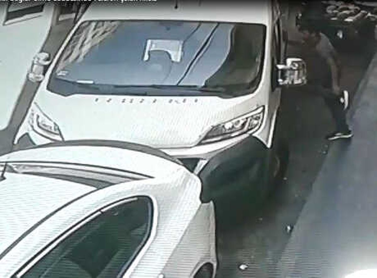 Park Halindeki Minibüsten Cep Telefonu Hırsızlığı Kamerada