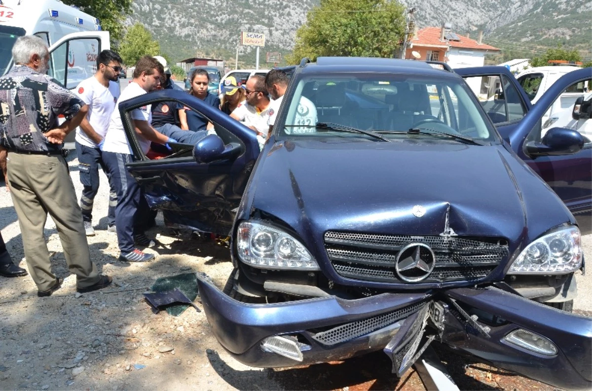 2 Otomobil Kafa Kafaya Çarpıştı: 2\'si Çocuk 5 Yaralı