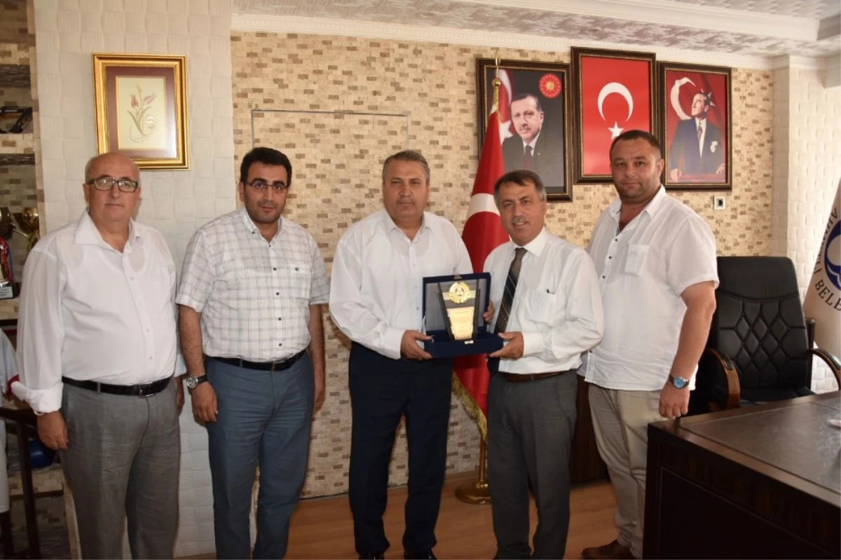 Ahmetli Belediye Başkanı Alhan\'dan Başkan Çerçi\'ye Plaket