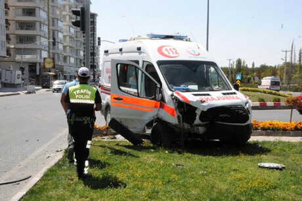 Ambulans ile Otomobil Çarpıştı: 4 Yaralı