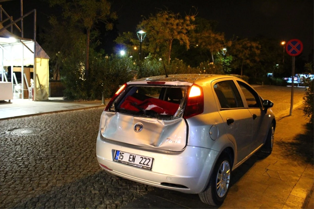 Antalya\'da Fayton Otomobile Arkadan Çarptı: 1 Yaralı