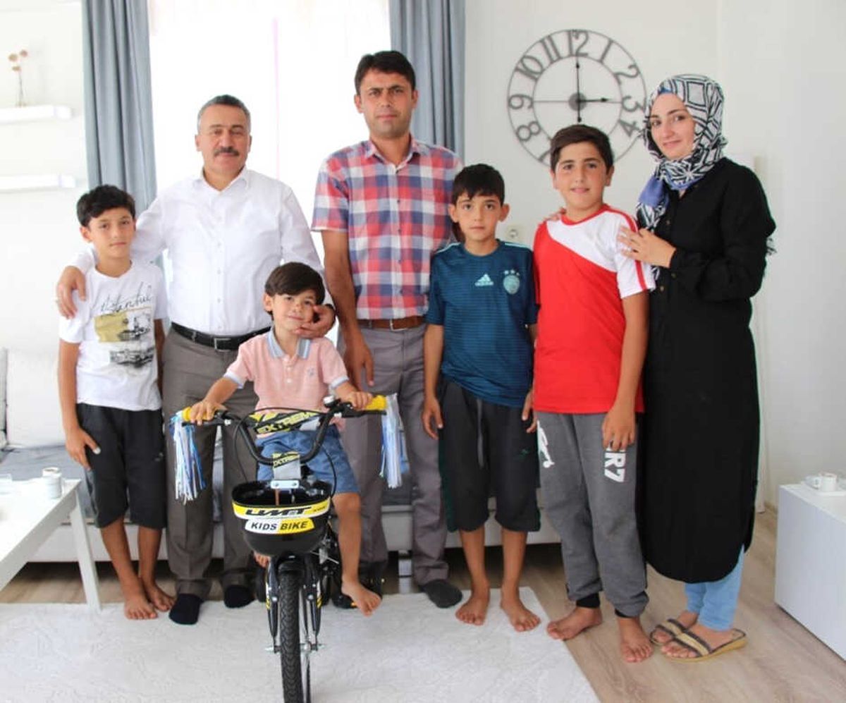 Başkan Tutal\'dan 5 Yaşındaki Çocuğa Hediye Bisiklet