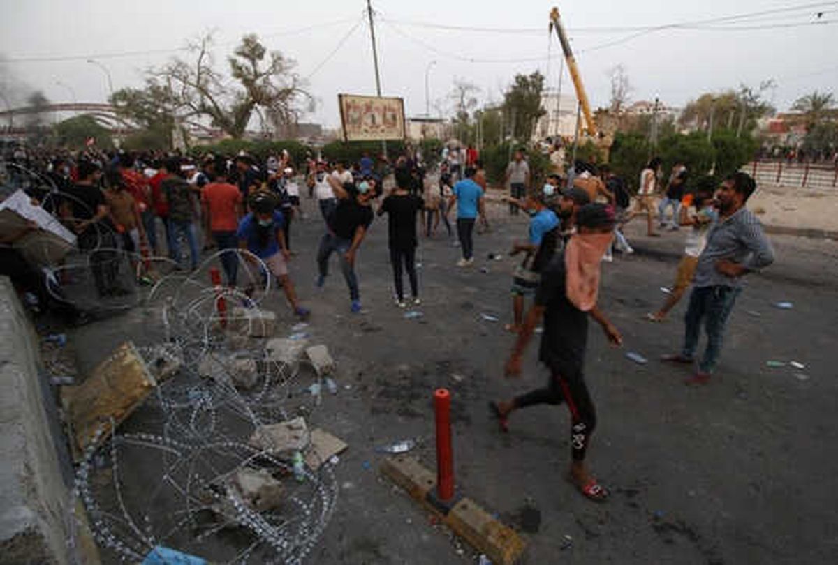 Basra\'da Göstericiler Belediye Binasını Ateşe Verdi